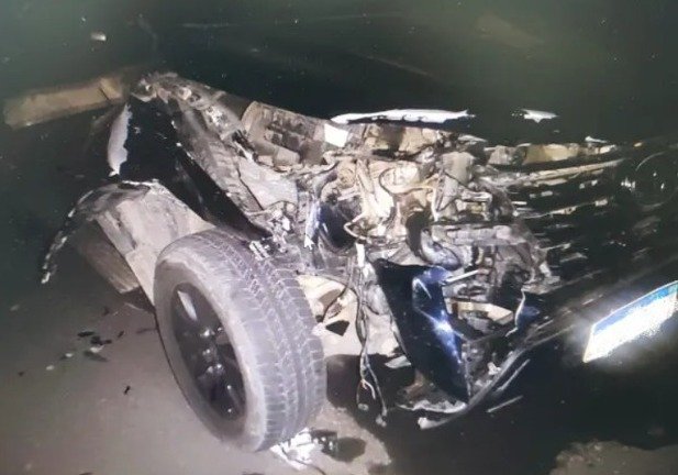 Caminhonete fica destruída após atropelar e matar vaca na SC-370, em Grão-Pará