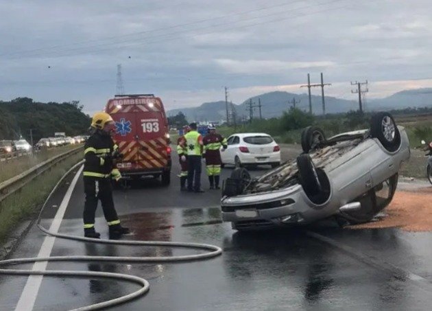 Capotamento na BR-101 deixa mãe e filho feridos em Capivari de Baixo
