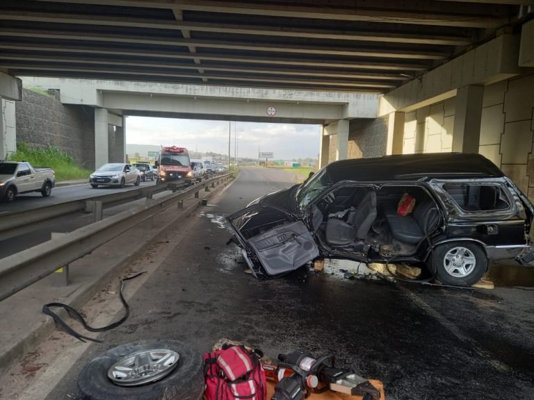 Capotamento deixa motorista ferida na Via Rápida, em Içara