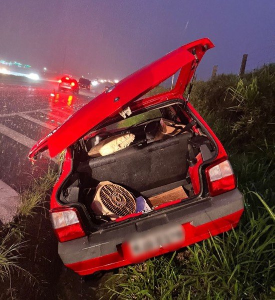 Carro e carreta colidem na BR-101, em Jaguaruna