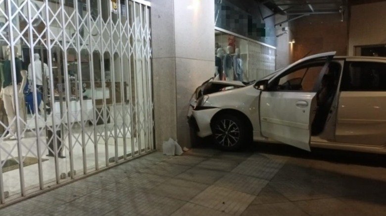 Condutora perde o controle do veículo e colide em pilar de centro comercial