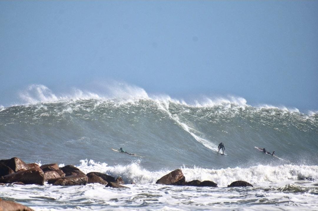 Expectativa de ondas grandes deve movimentar a Praia do Cardoso neste final de semana