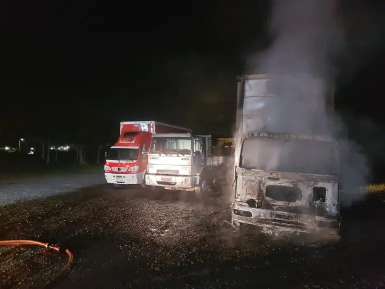 Caminhão pega fogo em pátio de oficina mecânica de Içara