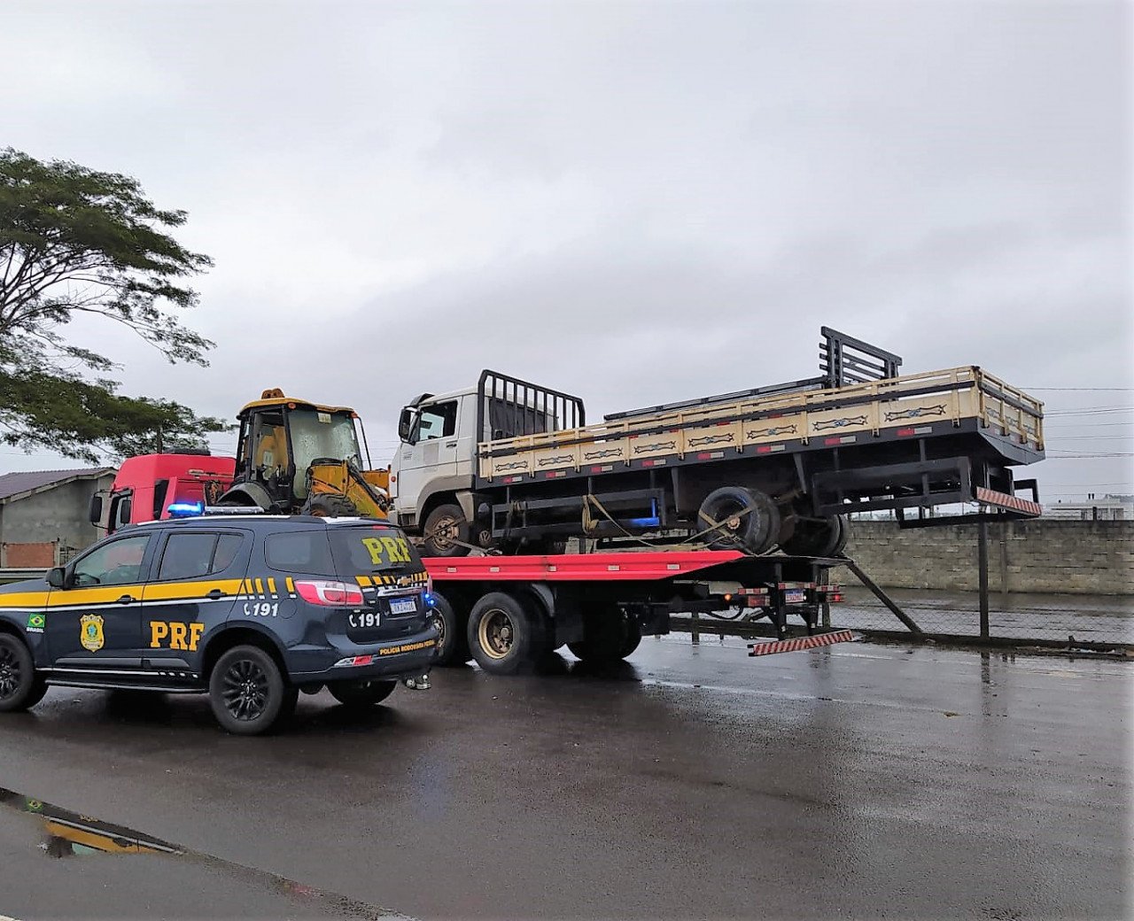 Caminhão transportado com mais de dois metros pra fora da carroceria é flagrado na BR-101