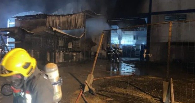 Empresa de produtos químicos pega fogo em Morro da Fumaça