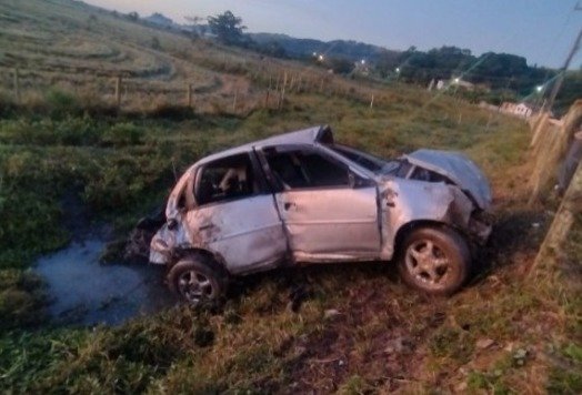 Homem é ejetado para fora de veículo durante capotamento