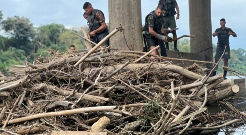 Limpeza de colunas das pontes no Rio Tubarão será retomada na próxima semana
