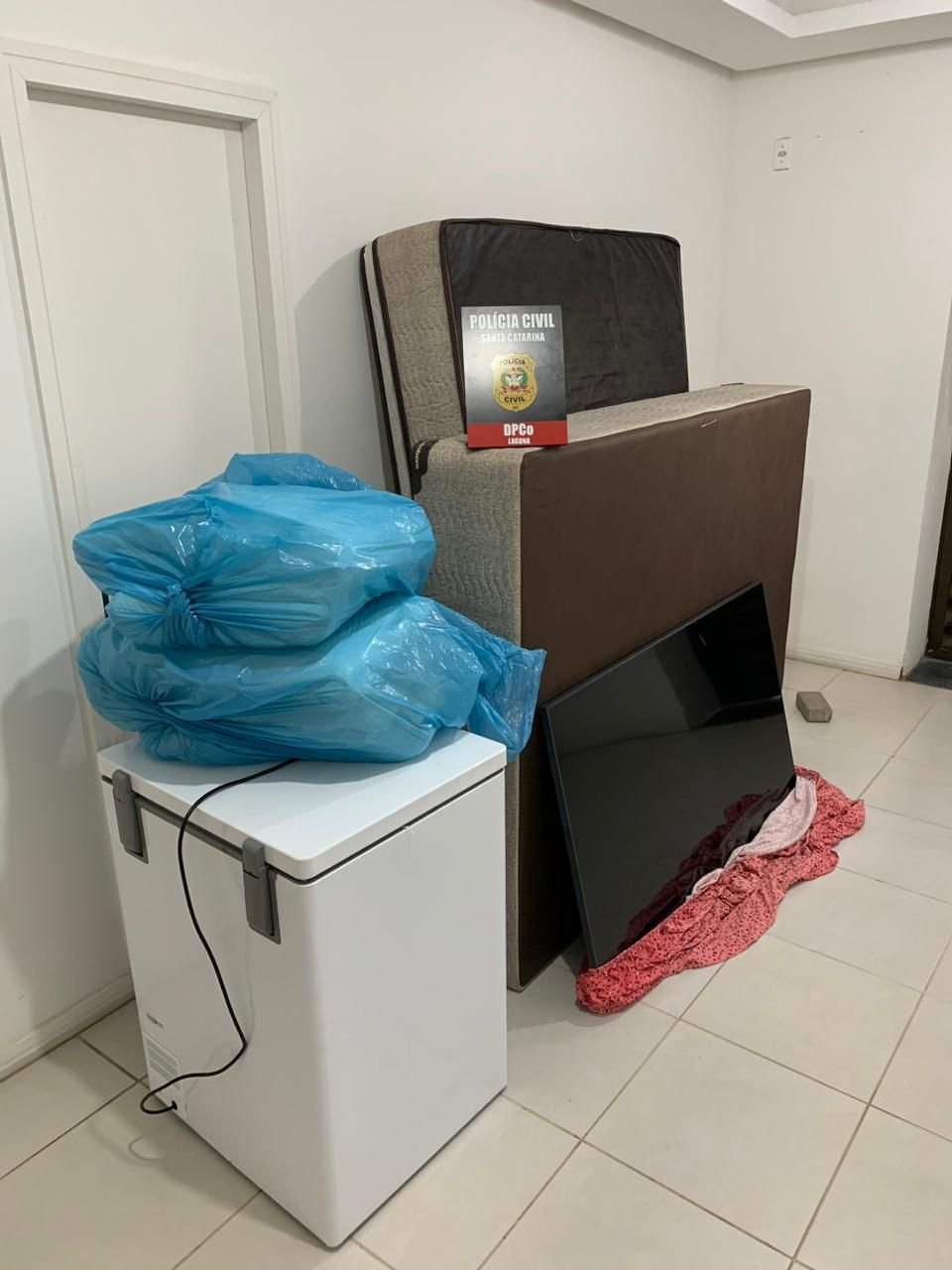 Suspeita de aplicar golpes que somam mais de R$ 70 mil é presa em Laguna