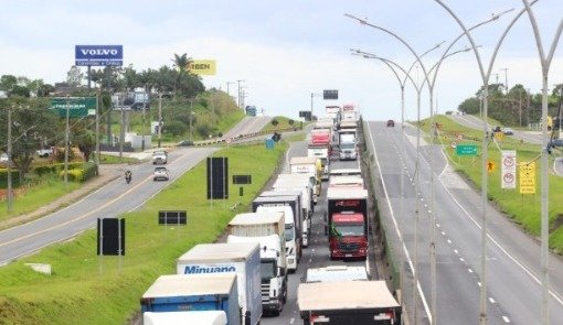 caminhoes na BR-101