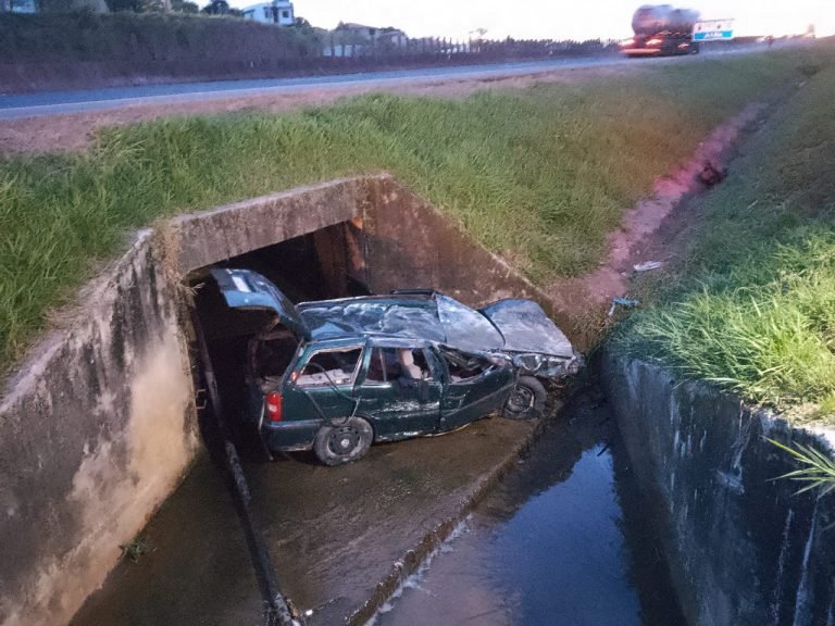 Homem fica preso em veículo após saída de pista, em Pescaria Brava