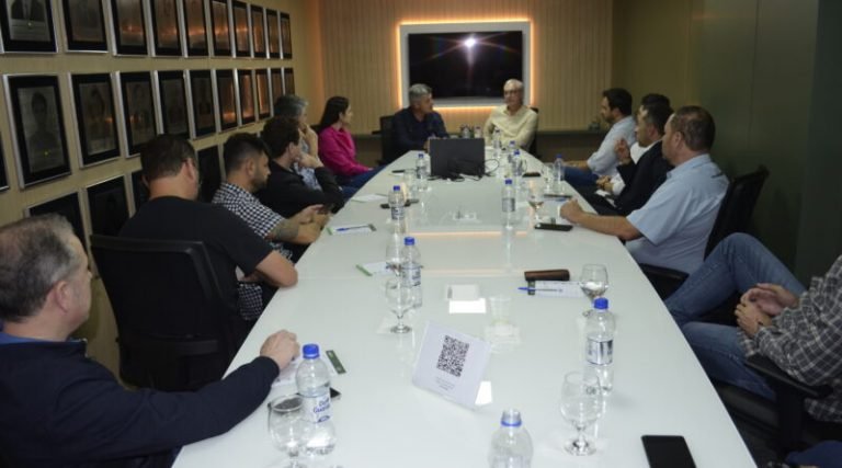 PREFEITO RECEBE DEMANDAS DO SETOR PRODUTIVO EM REUNIÃO NA ACIT