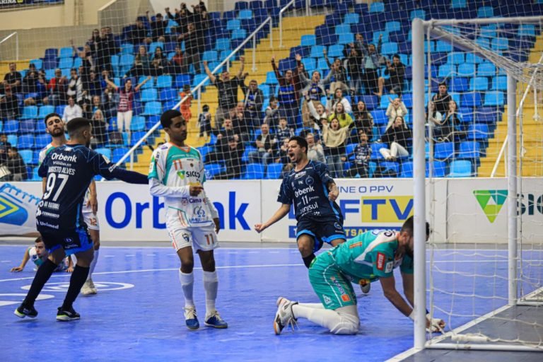 Tubarão Futsal bate Umuarama pela LNF e sobe uma posição na tabela