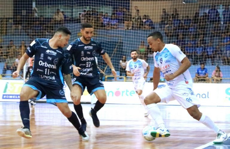 Tubarão Futsal vira contra o Foz Cataratas fora de casa