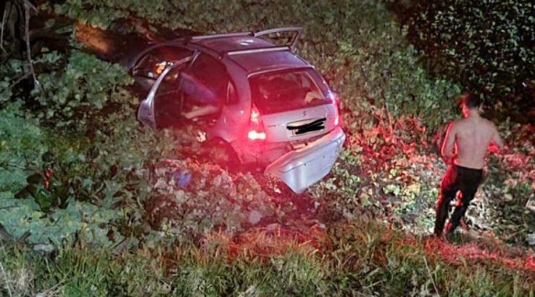 Condutora de veículo perde controle da direção e cai com o carro dentro do rio em Tubarão