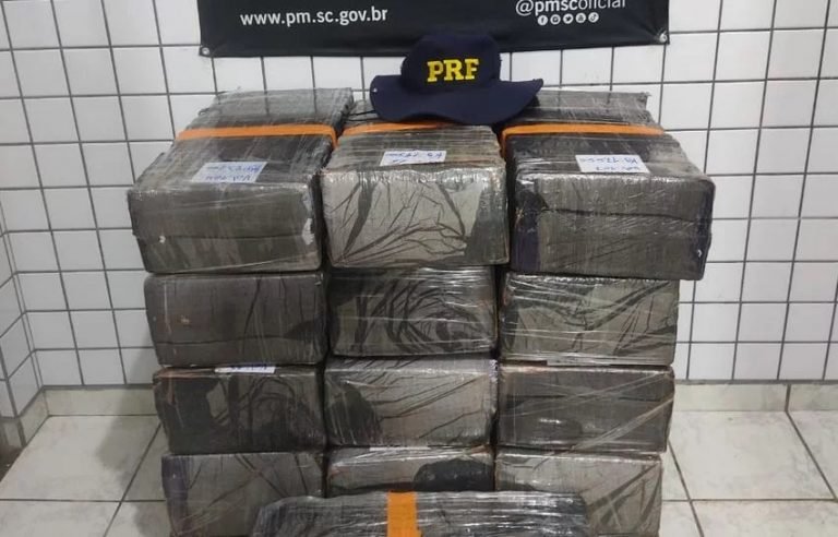 Homem abandona carro com mais de 300 kg de maconha em Laguna