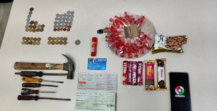 Casal com bebê de um ano é detido após furtar loja na área central de Criciúma