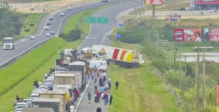 Destombamento de carreta causa congestionamento na BR-101 em Sangão