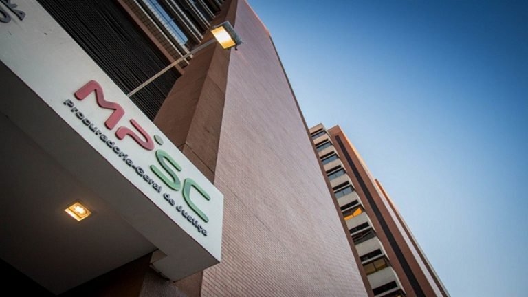 MP denuncia homem por tentar matar ex-companheira na presença dos pais dela em Tubarão