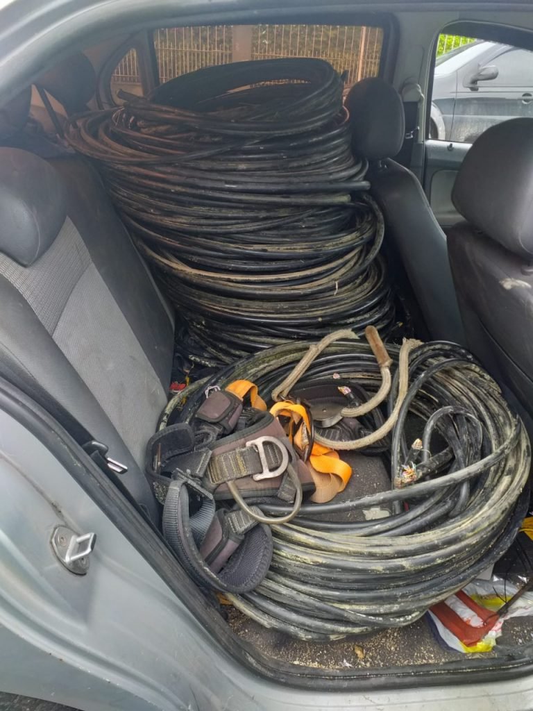 Polícia prende dois homens em flagrante por furto de fios e cabos elétricos