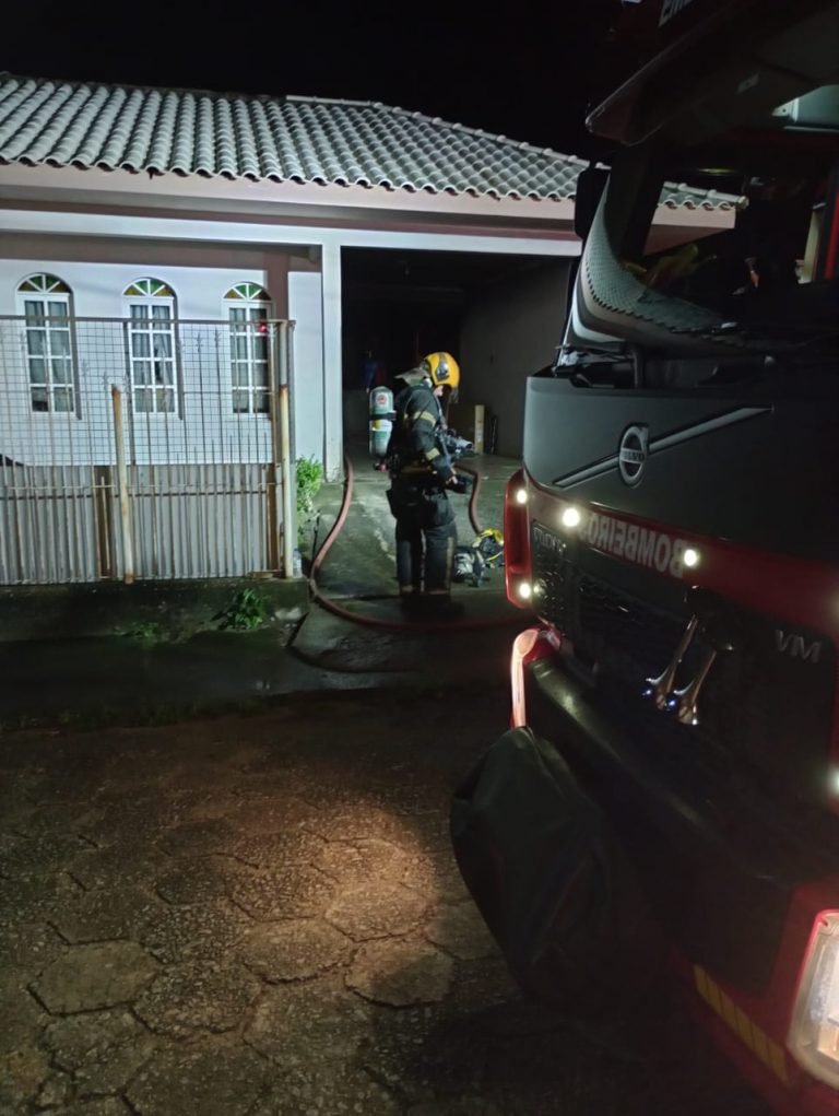 Bombeiros controlam incêndio durante a madrugada