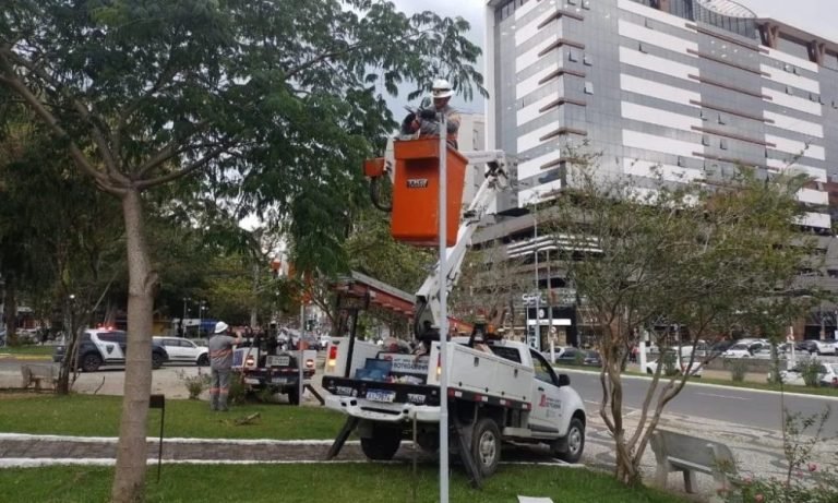 Praças de Tubarão recebem luminárias de LED