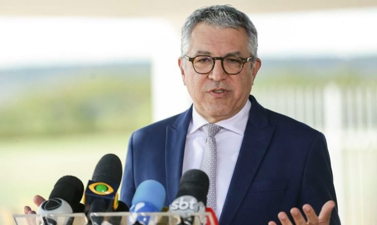 Ministro das Relações Institucionais visita áreas inundadas no Vale do Itajaí, em Santa Catarina