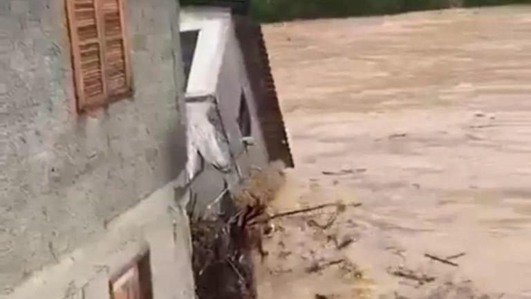 Casa é levada pelo Rio Tubarão em Orleans. Ponte é interditada