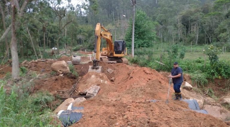 Governo de Tubarão recupera estradas do interior destruídas pelas fortes chuvas