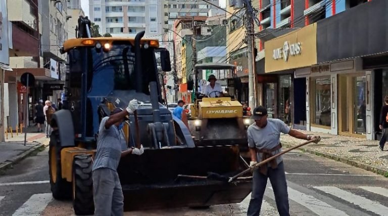 Com trégua das chuvas, prefeitura acelera recuperação das ruas