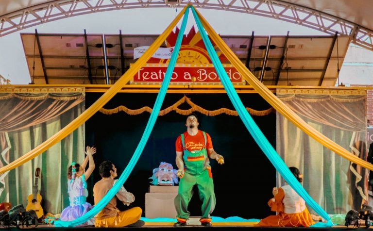 Teatro a Bordo chega à Laguna com a Caixola Brincante para celebrar a cultura do brincar
