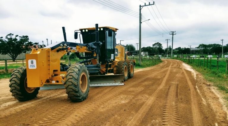 Serviços de patrolas melhoram qualidade das rodovias do interior de Tubarão