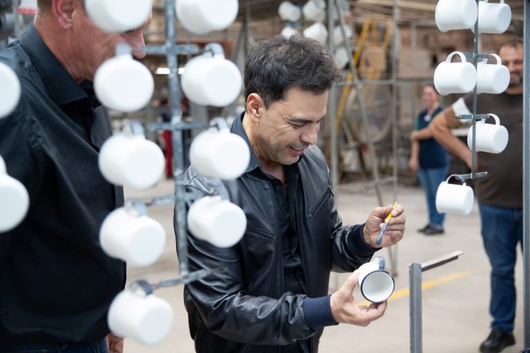 Zezé Di Camargo visita a maior indústria de esmaltados do Brasil, encara desafio inédito e fabrica a própria caneca
