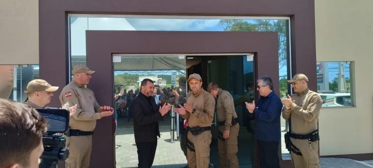 Autoridades civis e militares entregam sede própria para a Polícia Militar