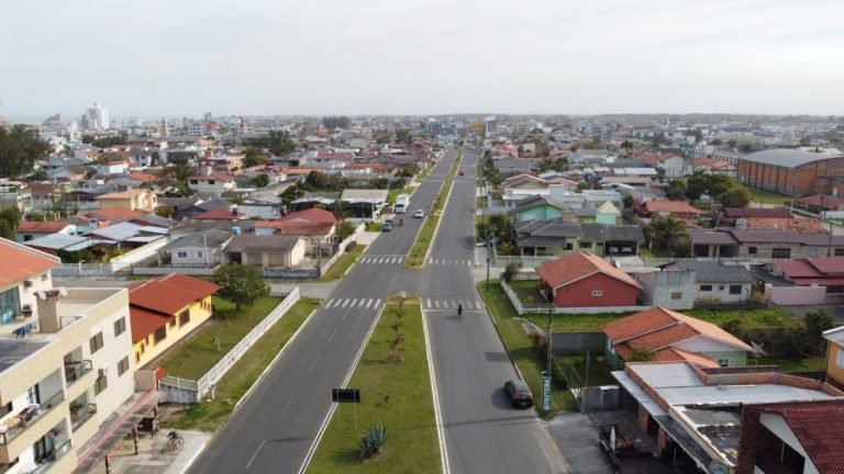 Imagem aérea da avenida principal da cidade de Balneário Arroio do Silva