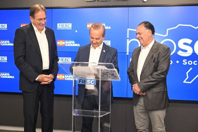Fiesc entrega ao governador plano para desenvolvimento socioeconômico do Estado