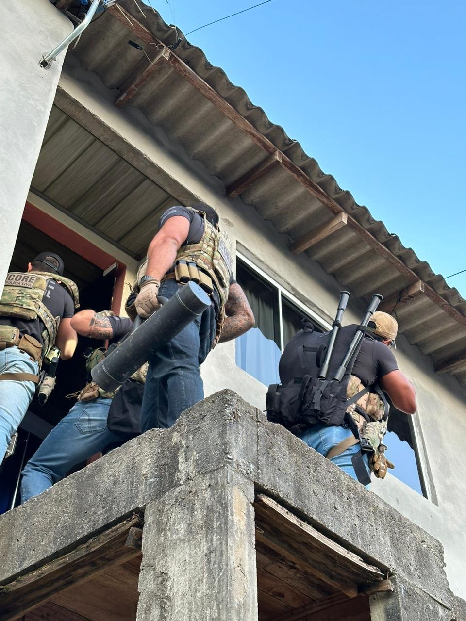 Polícia Civil Grupo de policiais civis, armados, entra em apartamento da mulher que foi detida identificada como criminosa que aplicava golpes de falso sequestro.