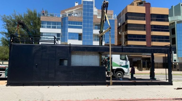 Três dos quiosques já estão instalados para atendimento aos turistas, em Laguna