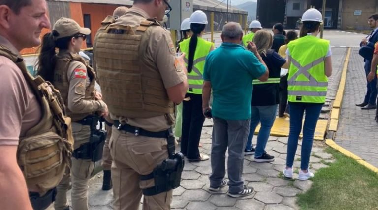 Prefeitura de Imbituba fiscaliza galpões em Nova Brasília