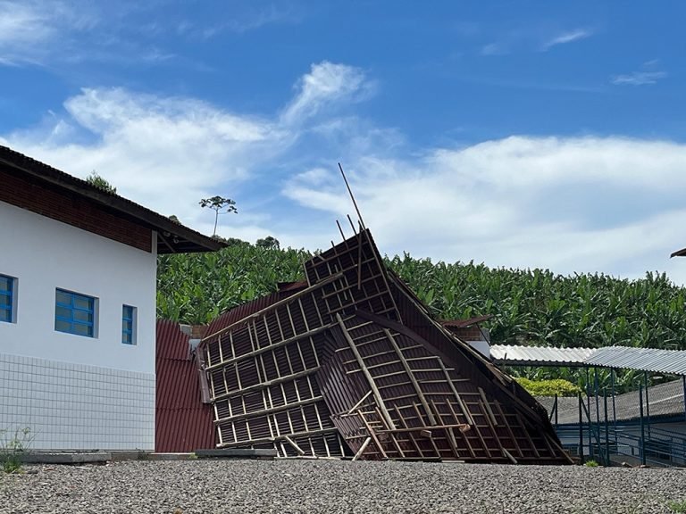 Fortes ventos arrancam telhado de escola que estava sendo reconstruída em Jacinto Machado
