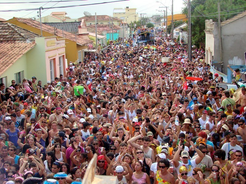 Bloco da Pracinha Milhares de pessoas integram o Bloco da pracinha, em Laguna