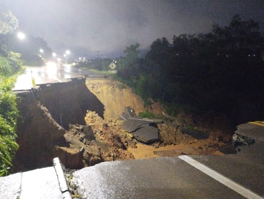 br470 salvamento Imagem mostra estrago feito pelas chuvas na BR 470, com ruptura completa do asfalto, Interdição é nos dois sentidos.