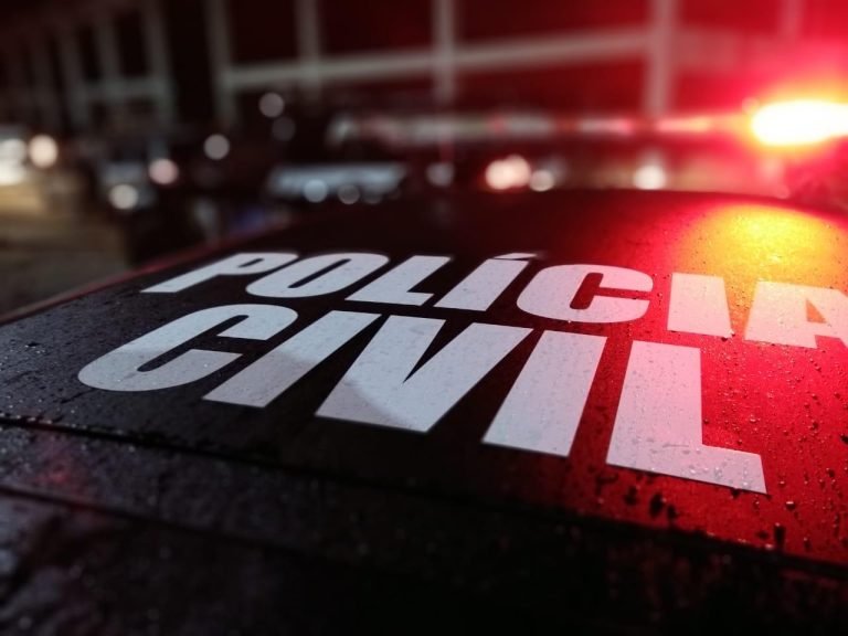 Imagem mostra capô de veículo da Policia Civil de Santa Catarina com a inscrição Polícia Civil, com luz do giroflex brilhando