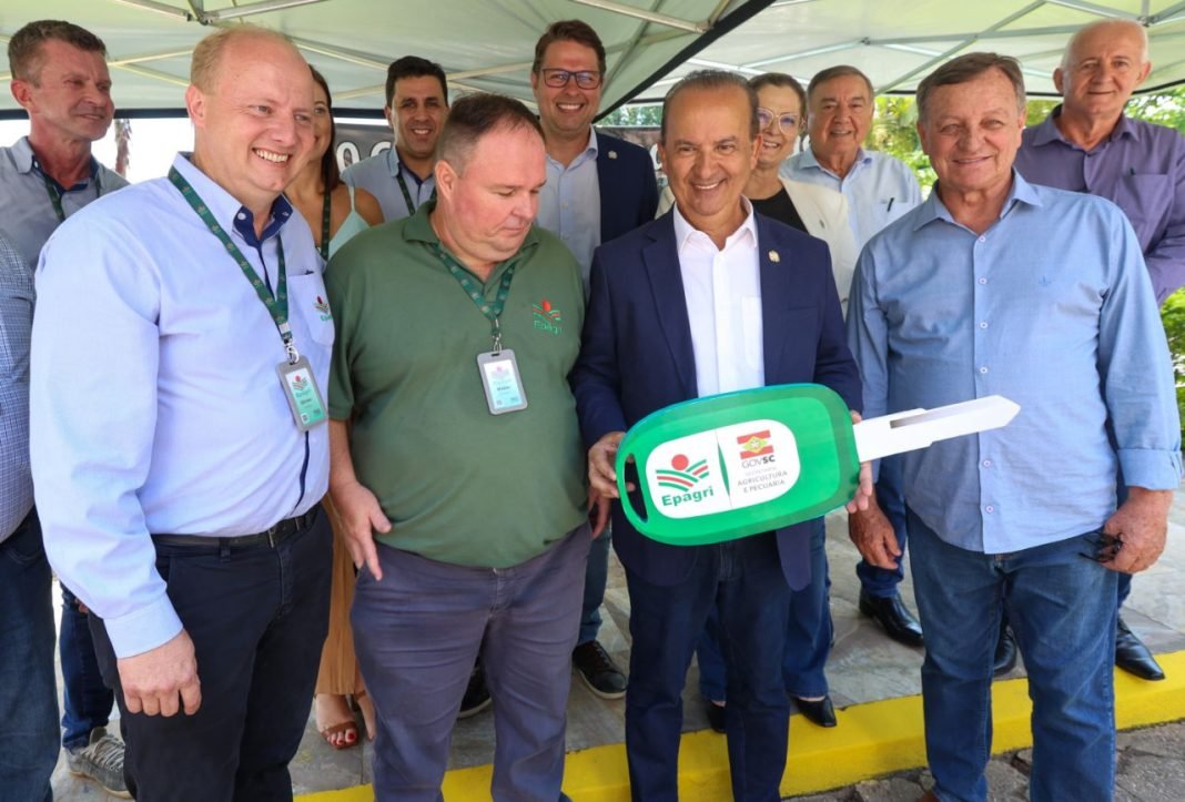 Governador Epagri Governador Jorginho Mello entrega chave simbólica de 42 veículos que darão suporte ao trabalho da Epagri em todo o estado