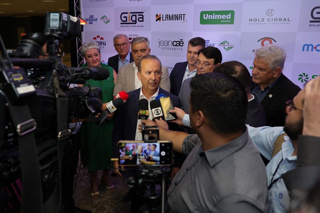 Governador Pronampe Estadual Governador Jorginho Mello dá entrevista aos veículos de imprensa durante visita a Joinville