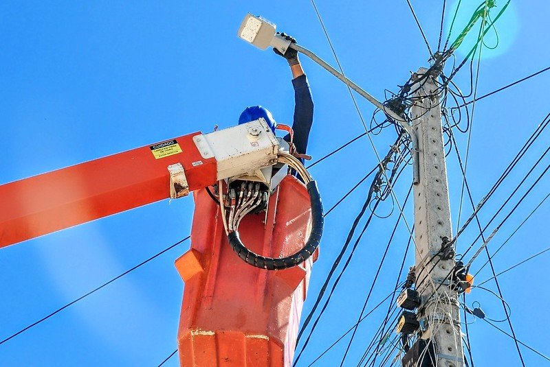 iluminação pública 1 Desde 31 de janeiro a prefeitura de Laguna (SC) está sem contrato para manutenção da rede de iluminação pública. Impasse é provocado por mudanças na lei 14.133, Lei das licitações. FOTO Divulgação Notisul Digital