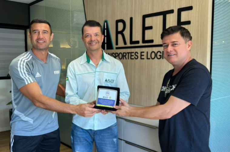 Empresário Marcelo Orlandi da Silva (C), diretor da Arlete Transportes & Logística recebe homenagem do árbitro FIFA Bráulio da Silva Machado (E), e do presidente da LTF, professor presidente Weliton Brasil por seu papel fundamental no fortalecimento do futebol amador na região