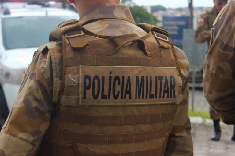 Cão policial localiza drogas e homem é preso em Araranguá