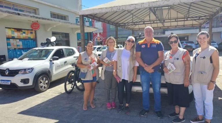 Orientação e panfletagem reforçam combate à dengue em Laguna