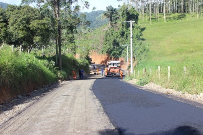 Estrada Mar Grosso recebe nova camada asfáltica em São Ludgero