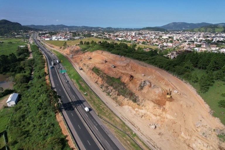 Detonações de rochas na BR-101Sul/SC: obras de ampliação exigem bloqueio temporário